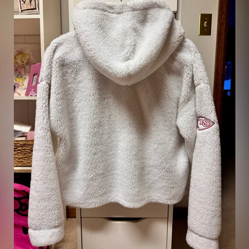 DKNY Sport White Kansas City Chiefs Cozy Pullover Hoodie - Picture 5 of 9
